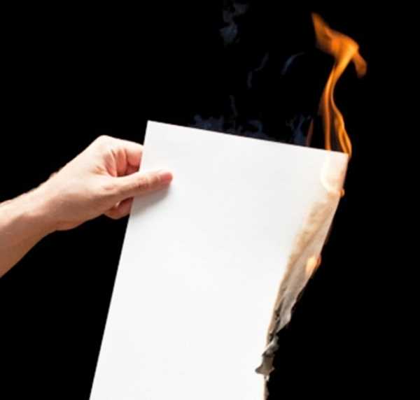 भाजपा के सत्ता में वापस आने पर यूपी के शख्स ने अपने सर्टिफिकेट जलाए